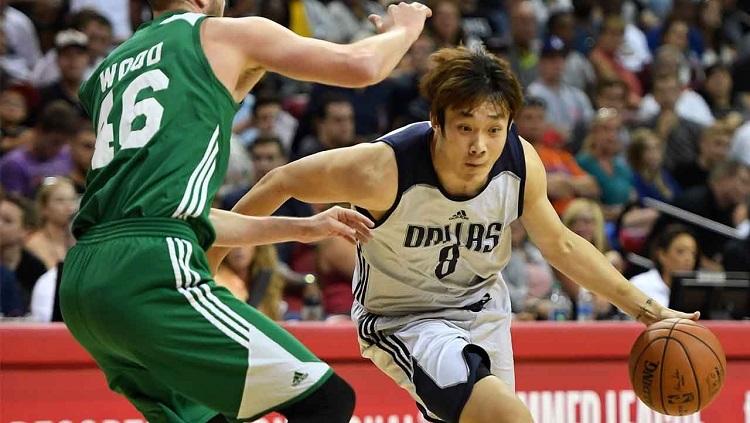 Ding Yanyuhang (kanan) bersama Dallas Mavericks. - INDOSPORT