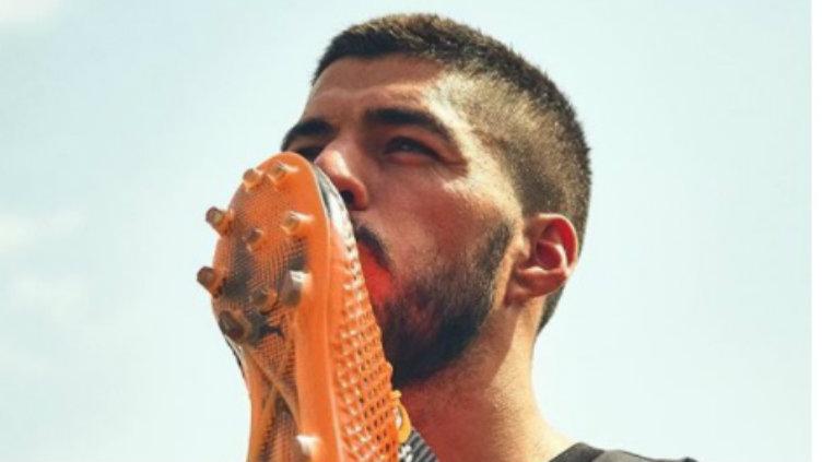 Suarez mencium sepatu baru keluaran Puma