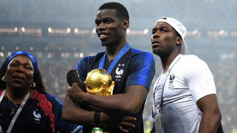 Paul Pogba (tengah) bersama saudaranya, Mathias Pogba (kanan).
