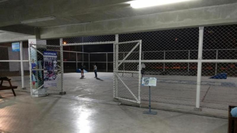 Decathlon Playground di malam hari yang cocok dijadikan tempat nongkrong untuk berolahraga. Copyright: agustsays.com