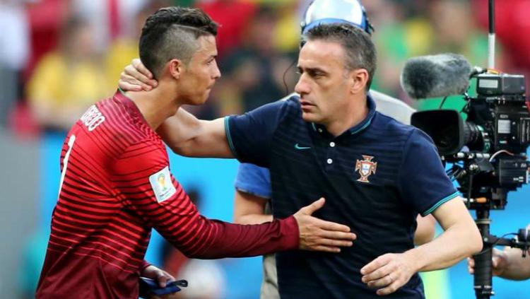 Cristiano Ronaldo dan Paulo Bento usai pertandingan Timnas Portugal.