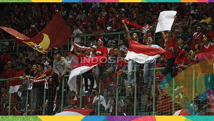 Ekspresi suporter Indonesia kala mendukung Timnas U-23 melawan Palestina.