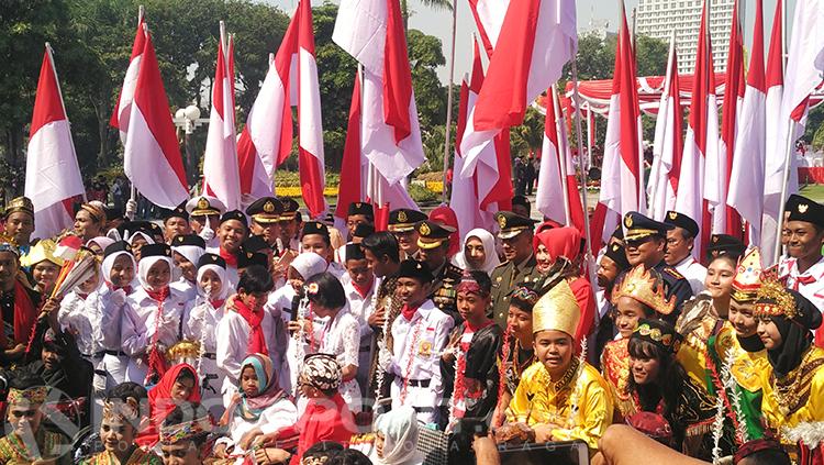 Tri Rismaharini dan Mochammad Supriadi berfoto dengan anak-anak sekolah. Copyright: INDOSPORT/Fitra Herdian