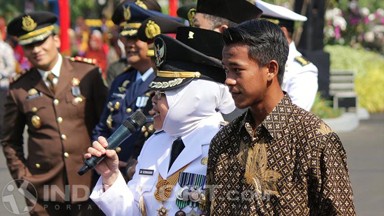 Walikota Surabaya Tri Rismaharini memberikan pesan kepada Surpriadi. Copyright: INDOSPORT/Fitra Herdian