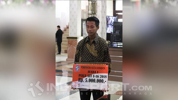 Mochammad Supriadi saat menerima penghargaan dan uang Rp 5 juta dari pemkot Surabaya. Copyright: INDOSPORT/Fitra Herdian