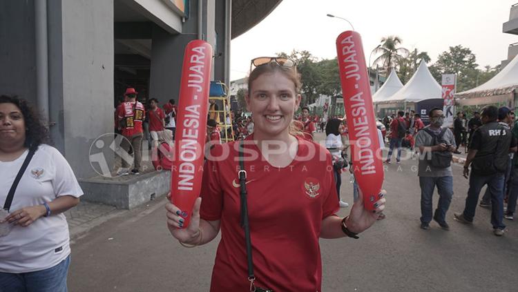 Bule yang menjadi suporter Timnas Indonesia Copyright: Petrus Manus Da Yerimon/Indosport