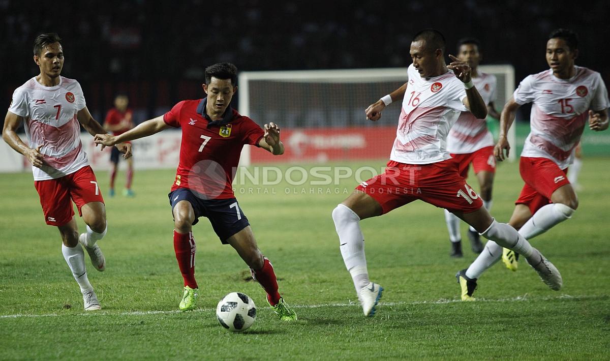 Hansamu Yama berupaya merebut bola dalam laga Timnas Indonesia U-23 vs Laos U-23.