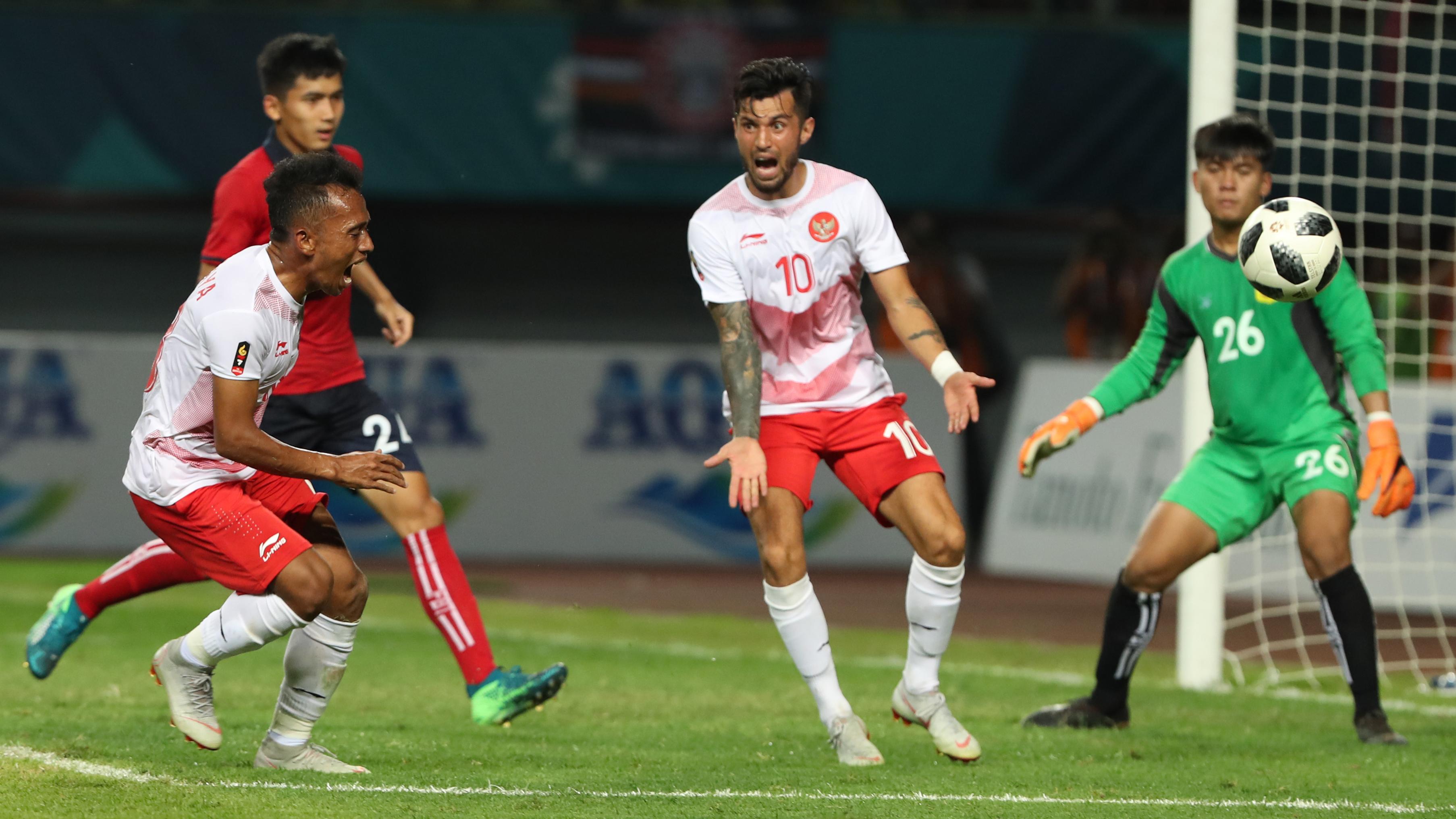 Hanif Sjahbandi (kiri) saat melawan Laos.