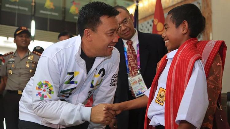 Yohanis Gama Marshall bersalaman dengan Imam Nahrawi. Copyright: Imam Nahrawi