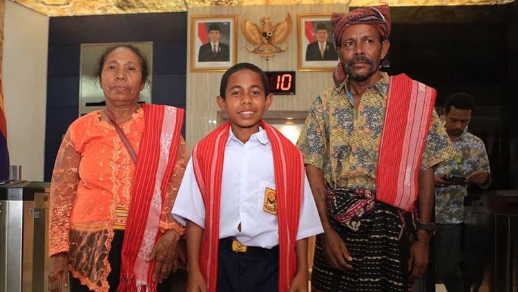 Yohanis Gama Marshall dan kedua orang tuanya. Copyright: Imam Nahrawi