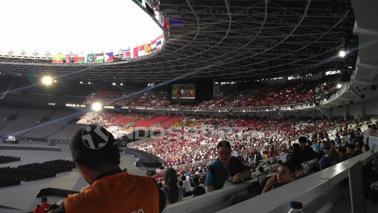 Penonton Timnas saat memadati stadion utama gelora bung karno.