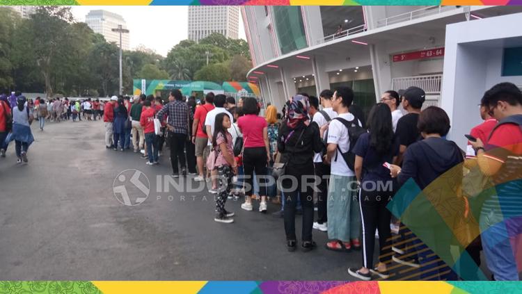 Suasana stadion GBK mulai dipadati penonton, mereka datang bersama keluarganya, mulai dari anak-anak, remaja hingga orang tua.