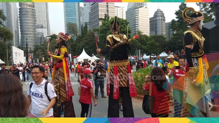 Kesenian wayang orang dengan enggrang. Copyright: Zainal Hasan/INDOSPORT