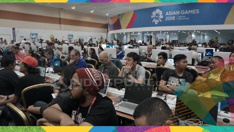 Ratusan awak media yang tak bisa masuk nonton langsung dari media room. Copyright: Abdul Aziz/INDOSPORT