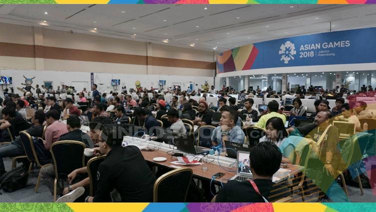 Ratusan awak media yang tak bisa masuk nonton langsung dari media room.