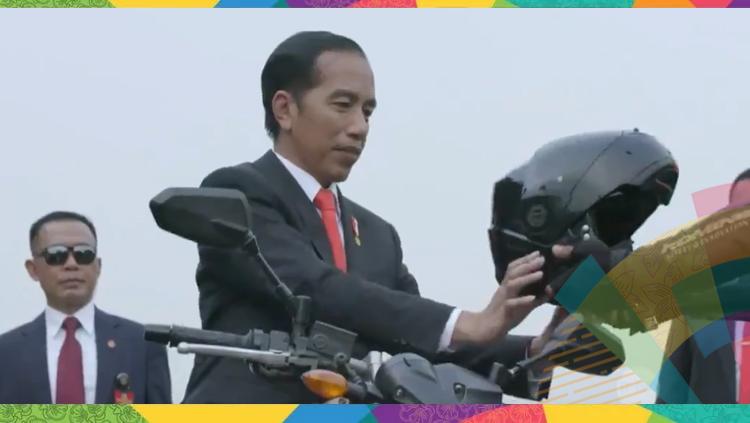 Jokowi menaiki motor di pembukaan Asian Games 2018. Copyright: INDOSPORT