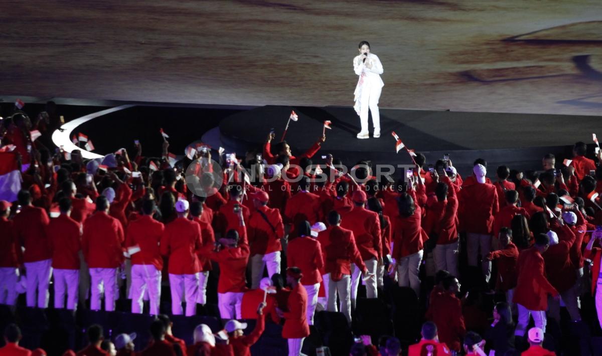 Penyanyi dangdut Via Vallen menyanyikan lagu tema Asian Games berjudul Meraih Bintang,