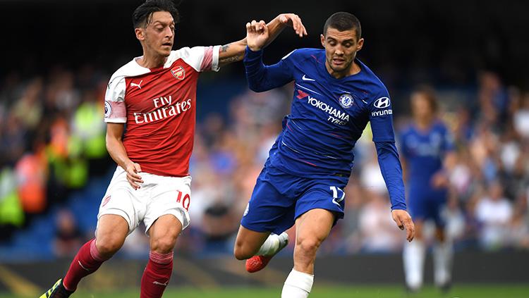 Perebutan bola antara Mesut Ozil dengan Mateo Kovacic Copyright: Getty Images