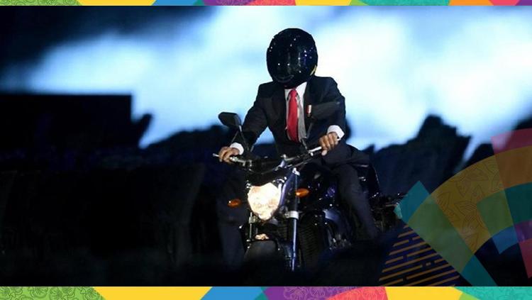Aksi Jokowi yang mengendarai motor saat upacara pembukaan Asian Games 2018. Copyright: Istimewa