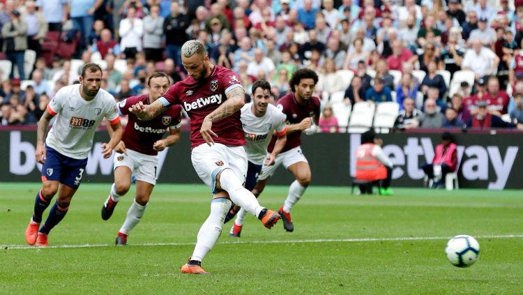 Arnautovic lakukan penalti tanpa melihat.