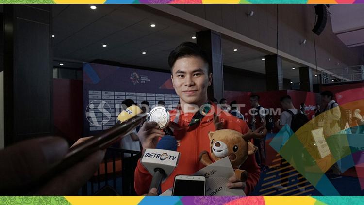 Edgar Xavier Marvelo pasca menerima medali perak di Asian Games 2018 pada cabor wushu.