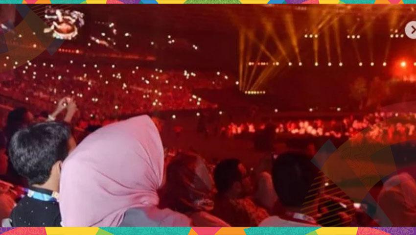 Istri Gubernur Anies Baswedan besarma tiga nakanya di opening caremony Asian Games 2018.