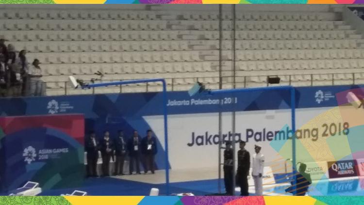 Insiden bendera China terjatuh saat pengalungan medali Asian Games 2018.