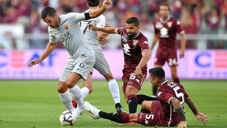 Kevin Strootman melindungi bola dari para pemain Torino.