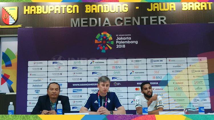 Pelatih UAE, Skorza Magietâ (tengah) ditemani pemainnya seusai pertandingan kontra China di Stadion Si Jalak Harupat, Kabupaten Bandung.