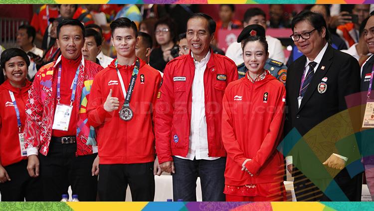 Foto bersama Joko Widodo bersama atlet Wushu. Copyright: INDOSPORT/Herry Ibrahim