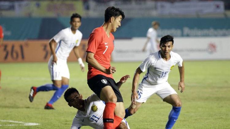 Son Heung Min saat melawan pemain Malaysia di Asian Games 2018 Copyright: Korean Times