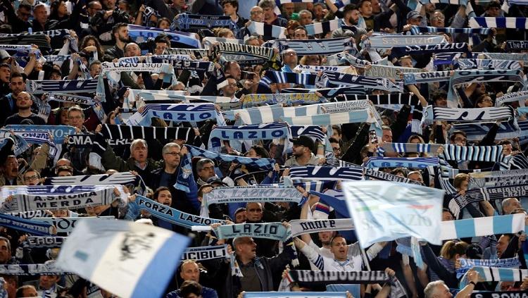 Ultras Lazio bentrok dengan pihak kepolisian jelang laga final Coppa Italia 2018/19 antara Atalanta vs Lazio.