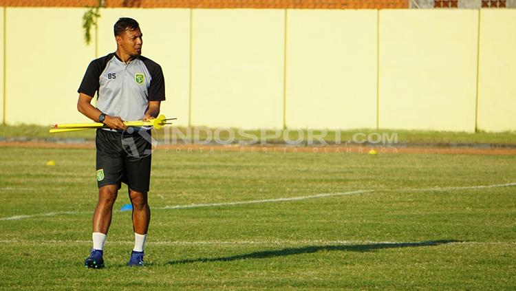 Sejumlah pemain Persebaya yang hadir latihan perdana di lapangan jenggolo. - INDOSPORT