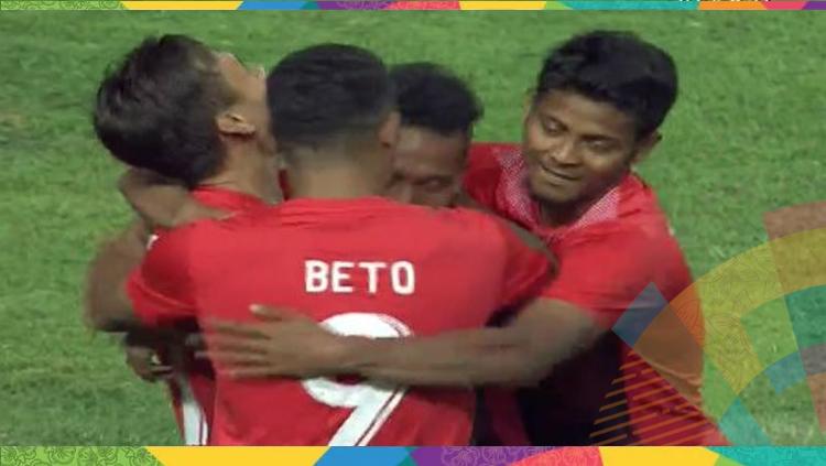 Para pemain Timnas Indonesia merayakan gol yang dicetak Irfan Jaya. - INDOSPORT