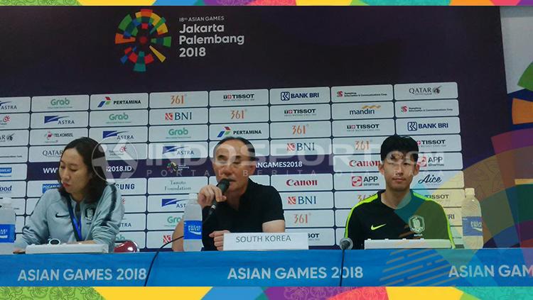 Kapten Korea Selatan Son Heung Min (kanan) ditemani ‎pelatihnya Kim Hag Bum saat konfrensi pers seusai laga kontra Kyrgyzstan
