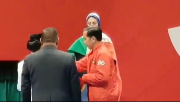 Marjan Salahshouri tolak bersalaman dengan Presiden Indonesia, Joko Widodo. - INDOSPORT