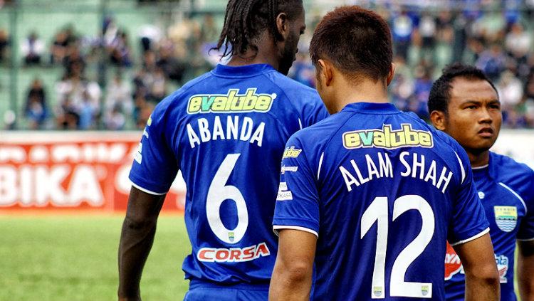 Penyerang Singapura, Noh Alam Shah (kanan) saat berkostum Persib Bandung