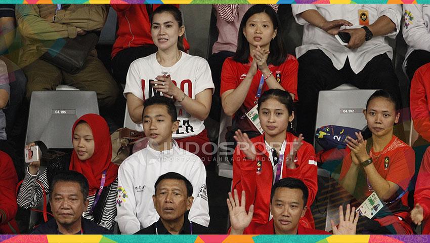 Pebulutangkis Cantik Indonesia seperti Debby Susanto yang tidak masuk di dalam tim tetap mendukung rekan-rekannya dari tribune.