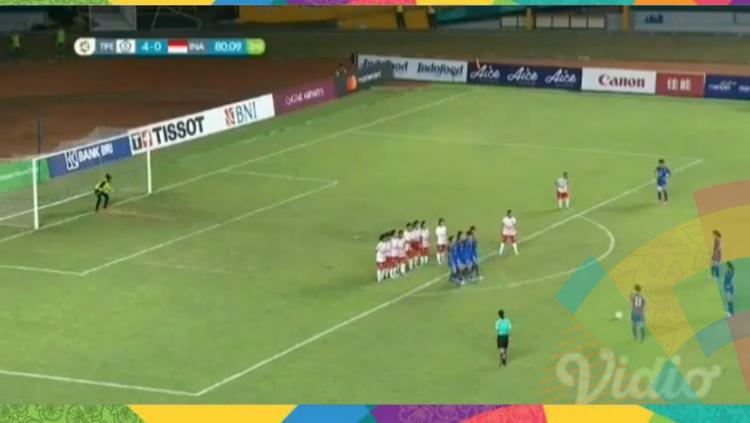Cara unik tendangan bebas Timnas wanita Taiwan saat menjalani laga kontra Indonesia di Asian Games 2018. - INDOSPORT