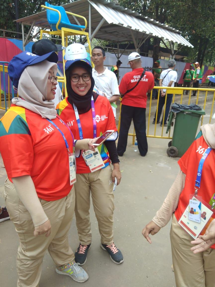 Relawan Asian Games 2018 dengan Topi Maskot Kaka Copyright: INDOSPORT