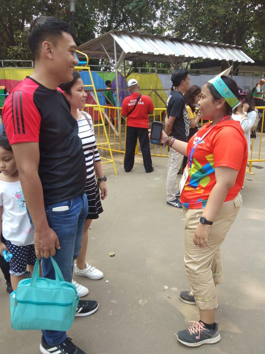 Relawan Asian Games 2018 dengan Topi Maskot Bhin Bhin Copyright: INDOSPORT