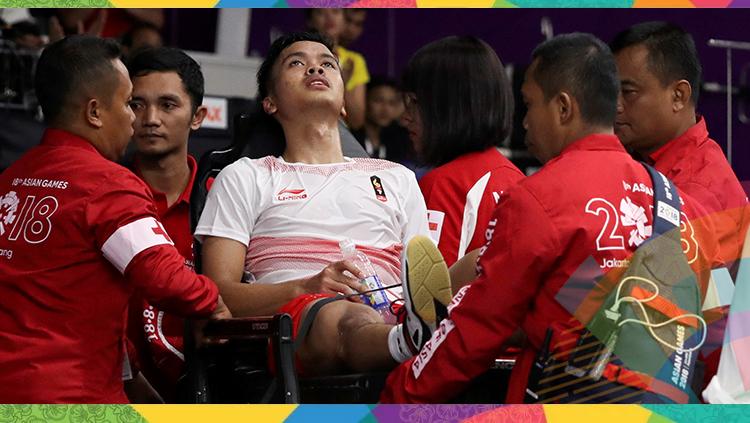 Anthony Sinisuka Ginting langsung ditangani tim medis di Asian Games 2018. - INDOSPORT