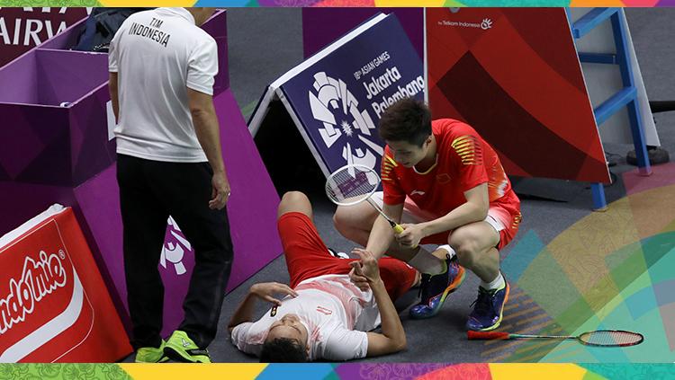 Meski sakit, Anthony Sinisuka Ginting tetap memberikan  ucapan kepada China dengan berjabat tangan. Copyright: INASGOC