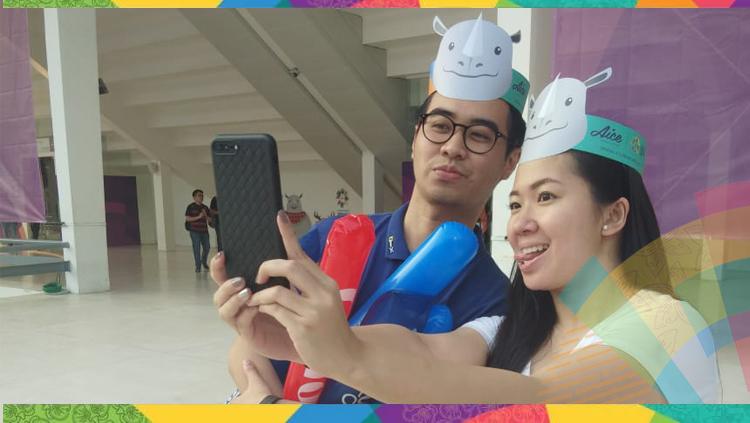 Pengunjung di Festival Asian Games 2018 saat melakukan foto bersama. Copyright: INDOSPORT