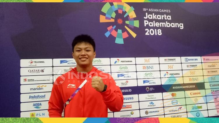 Dalam pelatnas angkat besi Indonesia untuk SEA Games 2019, Rahmat Erwin Abdullah dilatih langsung oleh sang ayah, Erwin Abdullah. - INDOSPORT