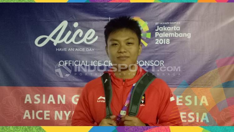 Dari empat medali emas SEA Games 2019 yang diraih kontingen angkat besi Indonesia, salah satunya dipersembahkan oleh Rahmat Erwin Abdullah.