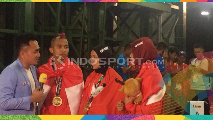 Aries Susanti menangis usai mempersempahkan medali emas dari panjat tebing nomor kecepatan putri.
