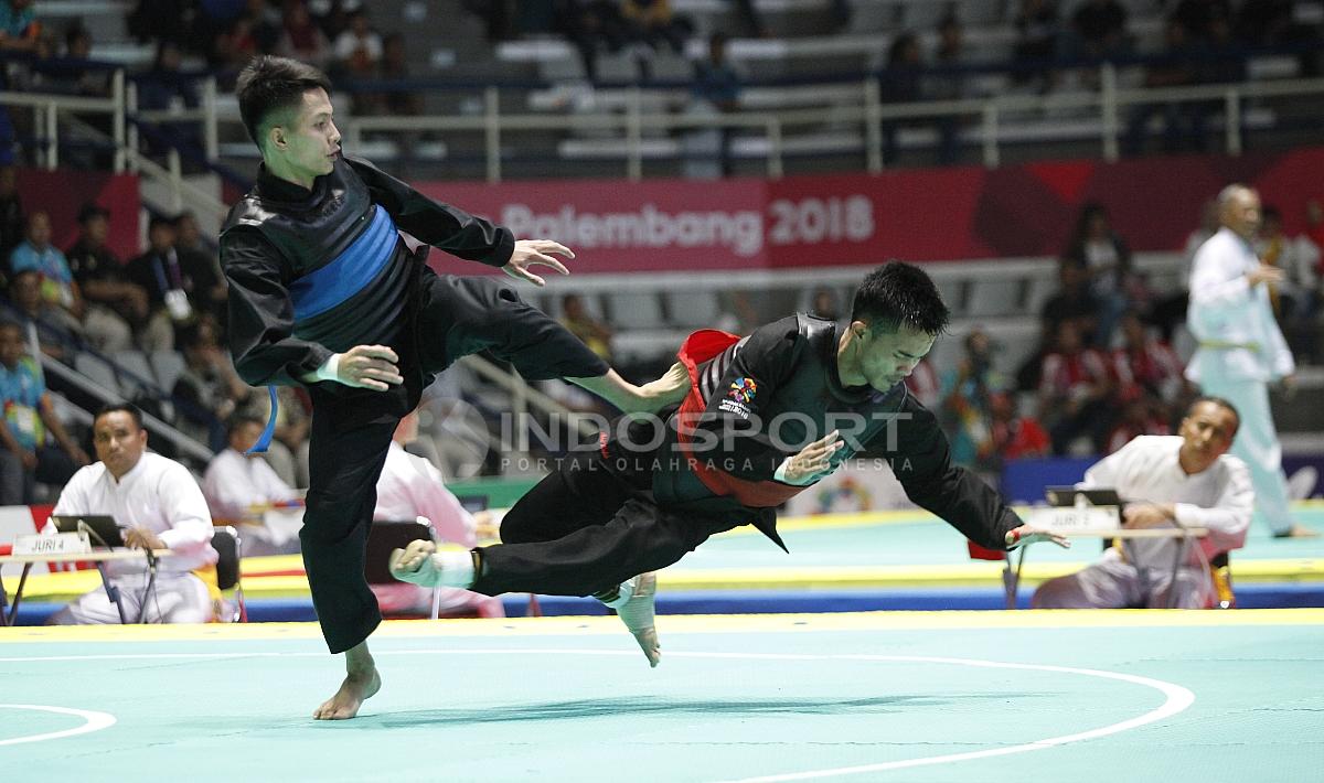 Pesilat Indonesia, Abdul Malik (sabuk merah) melawan Pesilat Vietnam, Dinh Tuan Nguyen pada babak 16 besar Kelas B Putra 50kg-55kg di Padepokan Pencak Silat TMII, Rabu (23/08/18). Abdul malik menang 3-1 atas lawannya.