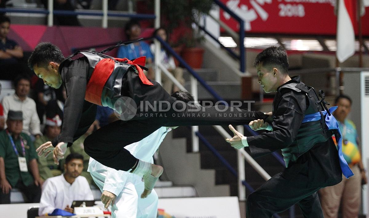 Pesilat Indonesia, Abdul Malik (sabuk merah) melawan Pesilat Vietnam, Dinh Tuan Nguyen pada babak 16 besar Kelas B Putra 50kg-55kg di Padepokan Pencak Silat TMII, Rabu (23/08/18). Abdul malik menang 3-1 atas lawannya.