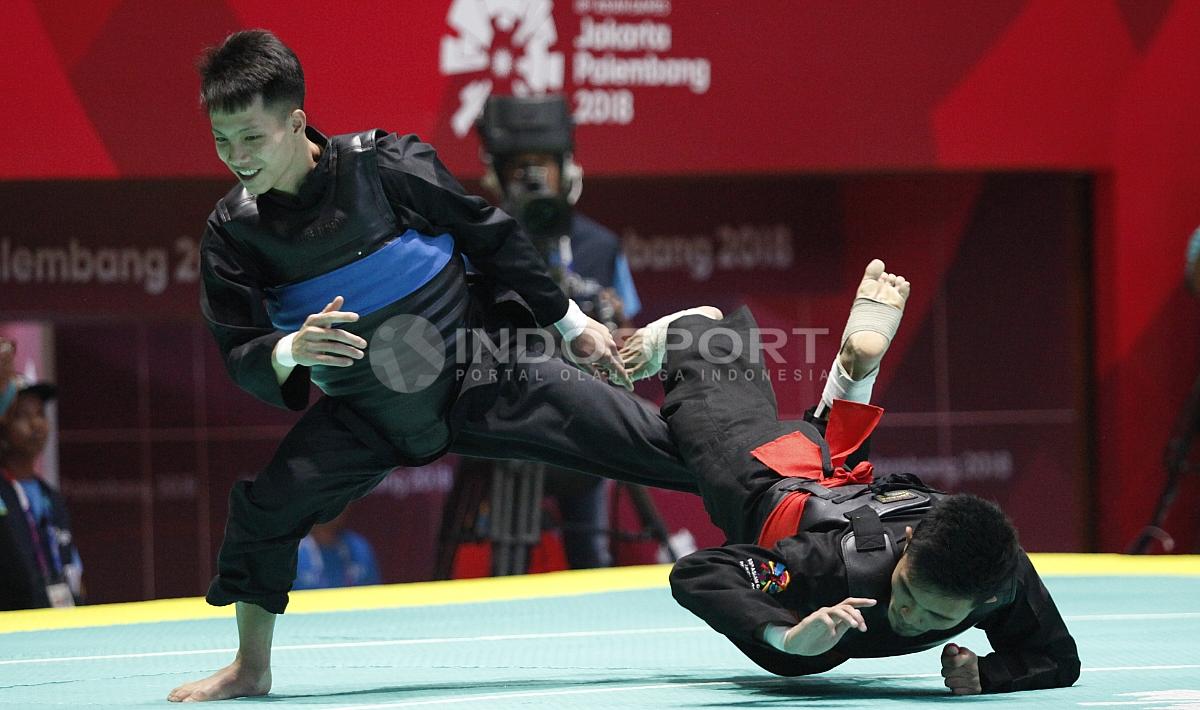 Pesilat Indonesia, Abdul Malik (sabuk merah) melawan Pesilat Vietnam, Dinh Tuan Nguyen pada babak 16 besar Kelas B Putra 50kg-55kg di Padepokan Pencak Silat TMII, Rabu (23/08/18). Abdul malik menang 3-1 atas lawannya.